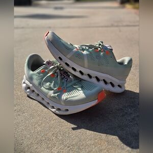 On Cloudsurfer- Creek/White (M 9.5/W 11)
